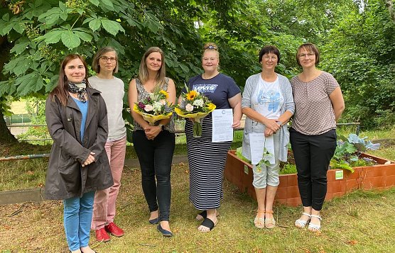 Erfolgreicher Abschluss des Weimarer Mentoring Programms (v.l.n.r.): Di&aacute;na Sz&ouml;ke und Julia Thomas von der Heyge Stiftung gratulierten Maria Neuwirth, Anne Langmann, Kitaleiterin Sabine Tesch und Fachbereichsleiterin Kinder, Jugend und Sport der Stadtverwaltung Sondershausen, Mareen Biedermann. (Foto: Janine Skara)