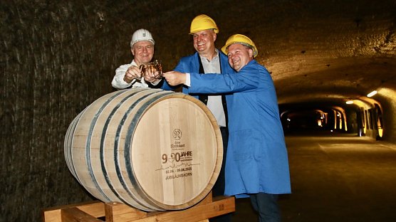 Gl&uuml;ckauf und Prost: v.l. GSES Chef Johann-Christian Schmiereck, B&uuml;rgermeister Steffen Grimm und Museumsleiter Thomas M&uuml;ller  (Foto: agl)