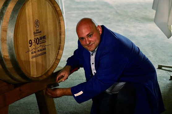 Destillateur Ren&eacute; M&uuml;ller legt noch ein letztes Mal Hand an (Foto: agl)