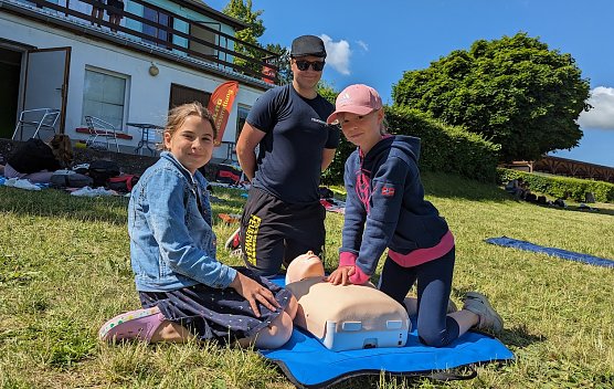 Wiederbelebungsübung an einem Dummy (Foto: Janine Skara) Wiederbelebungsübung an einem Dummy (Foto: Janine Skara)