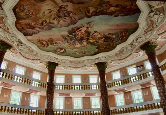 Punkvolle Deckenmalerei im Achteckhaus in Sondershausen (Foto: Eva Maria Wiegand) Punkvolle Deckenmalerei im Achteckhaus in Sondershausen (Foto: Eva Maria Wiegand)