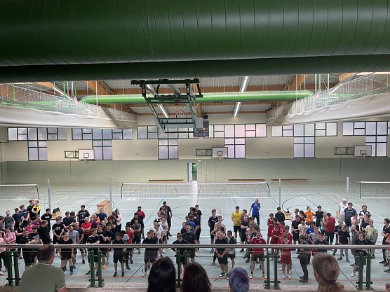 Aufstellung zum Volleyballturnier (Foto: A. Heim) Aufstellung zum Volleyballturnier (Foto: A. Heim)