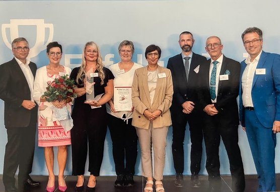 Preisverleihung Erfolge feiern - Karsten Frob&ouml;se, Andrea Springer, Katrin Windolph, Meike Bauermeister, Dr. Tim Malolepszy und Andreas Bol (v.l.n.r.) nehmen stellvertretend f&uuml;r alle an TiP Beteiligten die Auszeichnung des Vorstands der BA, vertreten durch Vanessa Ahuja (Mitte), und des Vorsitzenden des Vorstandes Arbeitsmarktservice &Ouml;sterreich Dr. Johannes Kopf (rechts) entgegen  (Foto: Bundesagentur f&uuml;r Arbeit)