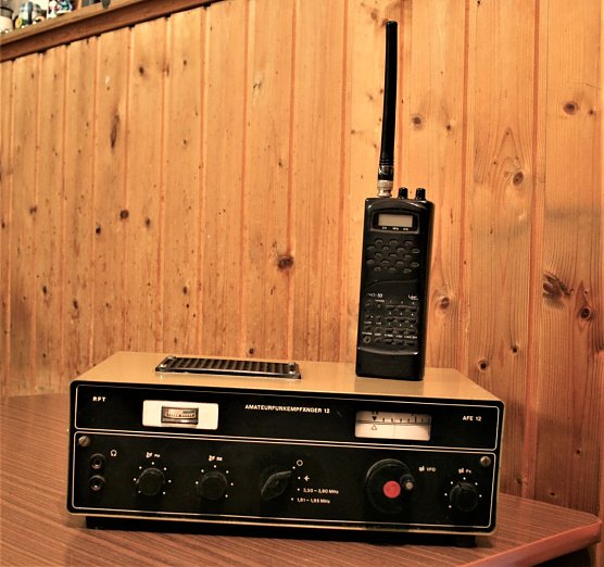 Ein Kurzwellenempf&auml;nger AFE 12 f&uuml;r zwei Amateurb&auml;nder das 80m und 160m-Band und ein Handscanner f&uuml;r UKW 2m Band und 70cm Band. (Foto: Ulrich Reinboth)
