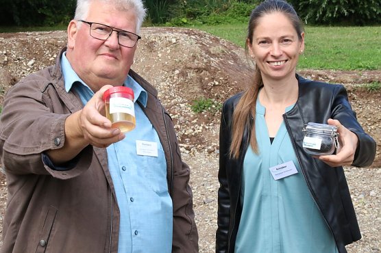 Am Bleicher&ouml;der Kl&auml;rwerk sehen Frank Biermann und Projektkoordinatorin Anja Schreiber dem Feldversuch mit Spannung entgegen (Foto: agl)
