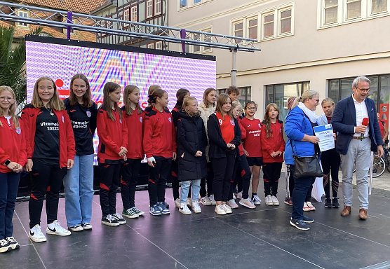 Innenminister Maier (rechts) &uuml;berreicht einen F&ouml;rdemittelbescheid an den THC-Nachwuchs (Foto: oas)