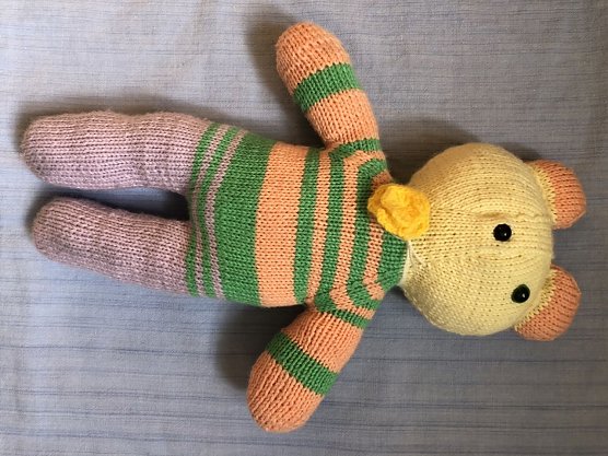 Wer erkennt diesen selbstgestrickten Teddyb&auml;r? (Foto: Pastorin Steffi Wiegleb)