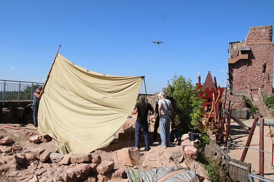 Die Arch&auml;ologen haben auch heute die Chance genutzt, noch ein paar Aufnahmen zu machen. Im kommenden Jahr soll an andere Stelle weiter gegraben werden  (Foto: agl)