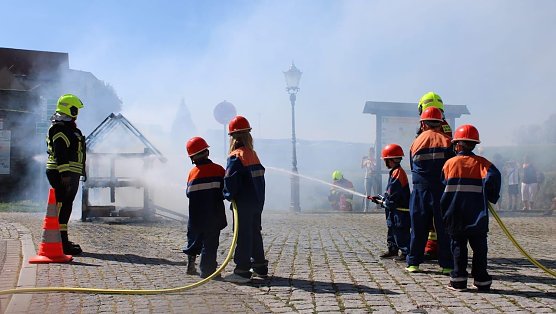 Feuerwehr Heldrungen öffnete seine Tore für große und kleine Besucher (Foto: S. Dietzel) Feuerwehr Heldrungen öffnete seine Tore für große und kleine Besucher (Foto: S. Dietzel)