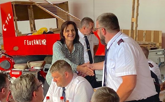 Landr&auml;tin Antje-Hochwind Schneider bedankt sich bei den Helfern, die nach der Flutkatastrophe im Ahrtal geholfen haben (Foto: LRA Kyffh&auml;userkreis (Dr. Thiele))