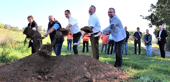 Beim Spatenstich in Bendeleben (vlnr): Prof. Ute B&uuml;chner (Projektmanagement), Dietmar Koch (Ortsteil-B&uuml;rgermeister Steinthaleben), Knut Hoffmann (B&uuml;rgermeister Gemeinde Bendeleben), Mario Merten (Ortsteil-B&uuml;rgermeister Rottleben), Rene Pfeifer (Ortsteil-B&uuml;rgermeister Bendeleben) (Foto: Julia Hornickel)