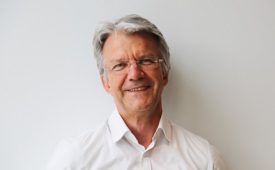 Theaterintendant Daniel Klajner ruft zur Wahl auf (Foto: TNLOS)