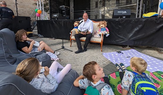 B&uuml;rgermeister Steffen Grimm begeisterte die Kinder beim Kinder-und Jugendfestival mit Kindergeschichten (Foto: Janine Skara)