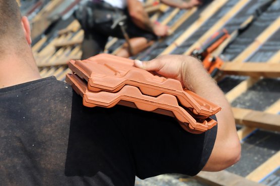 Dachdeckerl&ouml;hne steigen (Foto: IG BAU)