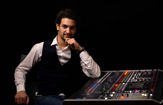 Selim Mrad vor seinem Mischpult (Foto: TNLOS) Selim Mrad vor seinem Mischpult (Foto: TNLOS)