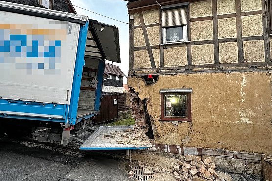 Bizarrer LKW-UNfall in Holzthaleben (Foto:  THW Sondershausen/S.Dietzel)