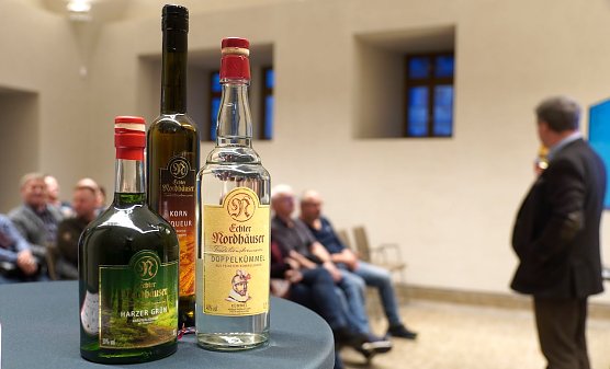 Thomas M&uuml;ller (rechts) erl&auml;uterte die Vorz&uuml;ge eines echten Korns (Foto: Stadtmarketing Sondershausen)