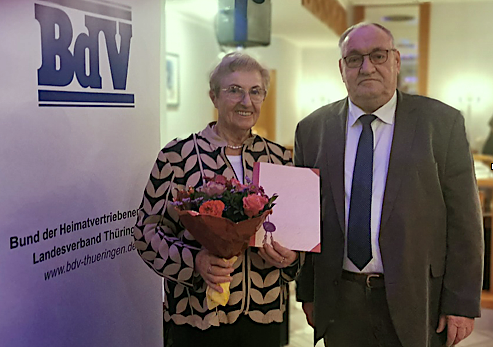 Ganz besonders gedankt wurde an diesem Abend Erika Hesse aus dem Kreisverband Nordhausen. Mit einer Urkunde und einem Blumenstrau&szlig; sprach ihr Landesvorsitzender Egon Primas Dank und Anerkennung f&uuml;r mehr als 30 Jahre ehrenamtliche Arbeit im Verband aus (Foto: E.Primas)