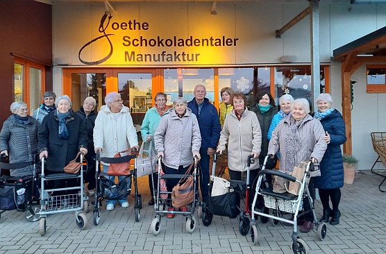 Seniorinnen und Senioren der  Seniorenwohngemeinschaft Hohenebra besuchten die Erlebniswelt "Goethe Chocolaterie" (Foto: Ren&eacute; Griesel- miacosa)