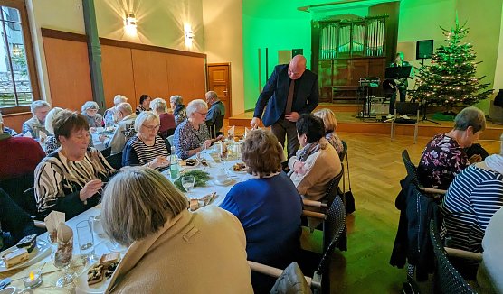 B&uuml;rgermeister Steffen Grimm half mit beim Bewirten der Seniorinnen und Senioren im Carl-Schroeder-Saal. (Foto: Janine Skara)