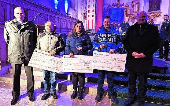 Oberstleutnant Alexander Voigt (links) und B&uuml;rgermeister Steffen Grimm (rechts) gratulierten den Ehrenamtlichen des Jahres der Stadt Sondershausen: Lothar Girschele (2.v.li), Anika Glende in Vertretung f&uuml;r Marianne Meister (Mitte) und Thomas Bachmann (2.v.re.)   (Foto: Janine Skara)