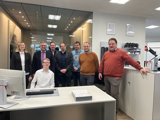 Luca macht sein Praktikum im Autohaus Albertsmeyer (Foto: Agentur für Arbeit) Luca macht sein Praktikum im Autohaus Albertsmeyer (Foto: Agentur für Arbeit)