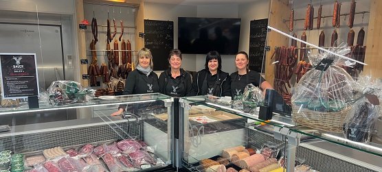 Das Verkaufsteam in Sundhausen freut sich auf seine Kundschaft in der Vorweihnachtszeit (Foto: Johannes Schmitt  GmbH)