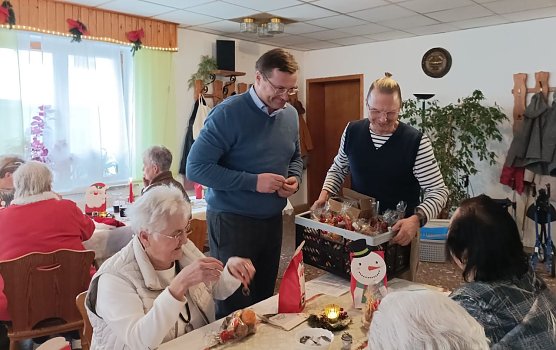 Weihnachtsfeier bei der Volkssolidarit&auml;t.vl. Stefan Schard (CDU), Tobias Schneegans (Foto: Thomas Leipold)