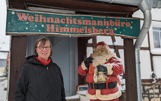 Himmlische Unterst&uuml;tzung f&uuml;r leuchtende Kinderaugen. Manueala Ferges leitet ehrenamtlich das Weihnachtsmannb&uuml;ro in Himmelsberg (Foto: Janine Skara)