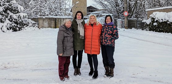Frauenpower hoch oben auf dem Strau&szlig;berg (v.l.n.r.): Gemeinsam mit Ingrid Jakob, Michaela Stolze und Gerlind Hamenst&auml;dt arbeitet Ortsteilb&uuml;rgermeisterin Ines Auer erfolgreich im Ortsteilrat (Foto: Janine Skara)