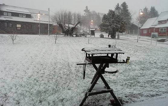Sophienhof im Harz hofft auf wei&szlig;e Weihnachten. Heute waren es am Morgen 0 Grad bei Wind und Schneefall.  (Foto: W.J&ouml;rgens)