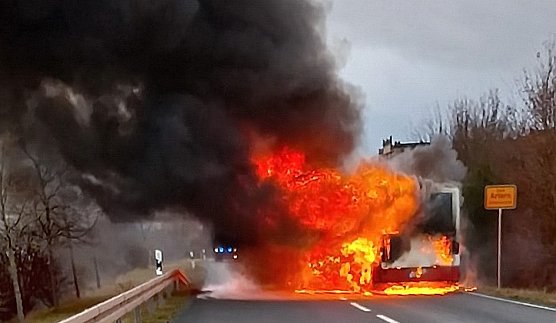 Omnibus bei Artern in Vollbrand (Foto: Feuerwehr Artern/Silvio Dietzel)