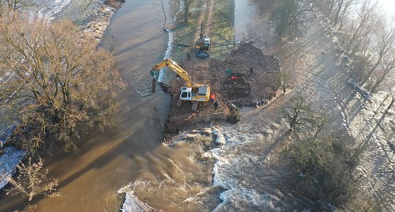  Provisorische Verengung der Deich&ouml;ffnung (Foto: M.Pollack)