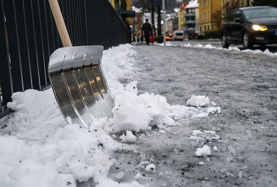 Bei Eis und Schnee müssen Bürgersteige geräumt werden (Foto: HUK Coburg) Bei Eis und Schnee müssen Bürgersteige geräumt werden (Foto: HUK Coburg)