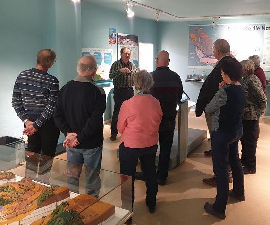 Mitglieder des Vereins S&uuml;dharzer Karstlandschaft e.V. bei einer F&uuml;hrung durch die neue Ausstellung des Biosph&auml;renreservats Karstlandschaft S&uuml;dharz (Foto: Dr. Urte Bachmann)