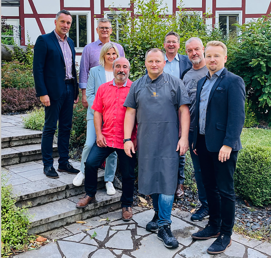  Der NUV-Vorstand begr&uuml;&szlig;t im Sommer 2023 die Kalkh&uuml;tte als 200. Mitglied, v.l.: Niels Neu, Andr&eacute; Materlik, Ricarda Adam, Dr. Dirk Vetter, Sebastian Langer, Thomas Seeber, Uwe Lier, Marcel K&uuml;bler (Foto: NUV)