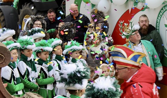 Rosenmontagsumzug in Sondershausen 2023 - Der Sondersh&auml;user Carnevals-Club Gr&uuml;n-Wei&szlig; f&uuml;hrte den Rosenmontagszug an (Foto: Eva Maria Wiegand)