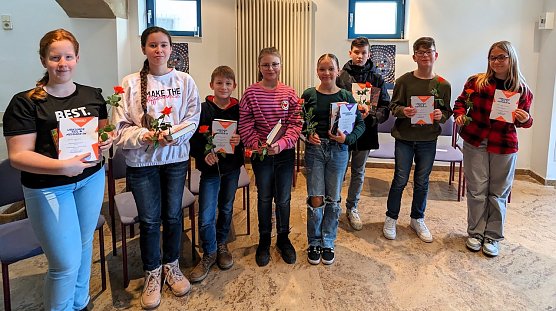 Die Teilnehmer des Regionalentscheids f&uuml;r den 65. Vorlesewettbewerbs des Deutschen Buchhandels (v.r.n.l.): Emilie G&uuml;nther, Theresa G&auml;rtner, Arne Elko Wendt, Leah Grimmer, Mila-Maria B&ouml;hm, Niklas Wolter, Hannes Pfeifer, und Emma Helene Drewinski (Foto: Janine Skara)