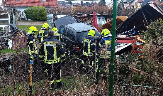 Unfall - PKW landet im Garten (Foto: S. Dietzel) Unfall - PKW landet im Garten (Foto: S. Dietzel)