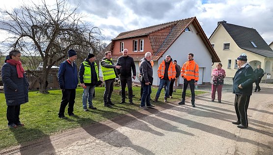 B&uuml;rgermeister Steffen Grimm und die Vertreter der Deutschen Bahn diskutieren eine m&ouml;gliche alternative Umleitungsstrecke f&uuml;r Linienbusse (Foto: Jnaine Skara)
