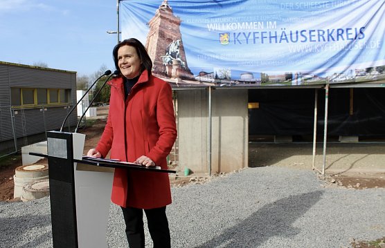 Landr&auml;tin des Kyffh&auml;userkreises, Antje Hochwind-Schneider beim Richtfest f&uuml;r den Anbau zum Berufsschulcampus des Staatlichen Berufsschulzentrums II im Kyffh&auml;userkreis in Sondershausen (Foto: Eva Maria Wiegand)