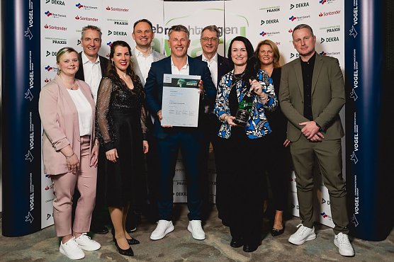 Platz 3 in der Kategorie Vertragshandel ging an das Autohaus Peter in Nordhausen. Von links: Doreen Depping (AHP), Wolfgang Michel (Chefredakteur von &raquo;Gebrauchtwagen Praxis&laquo;), Cornelia Kiese (Real Garant), Andreas Peter (AHP), Denis Trocha (AHP), Joachim Heim (Dekra Automotive Solutions), Christina Dost (AHP), Britta Peters (Santander), Mirko Trocha (AHP) (Foto: Stefan Bausewein)