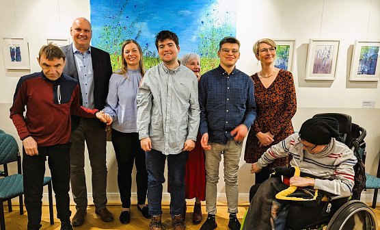 B&uuml;rgermeister Steffen Grimm (2.v.li.), Dr. Carolin Sch&auml;fer (3.v.li.), Astrid Faber (3.v.re.) und Mareen Biedermann (rechts) mit den K&uuml;nstlern der Sonderausstellung Bunt ist unsere Lieblingsfarbe.   (Foto: Janine Skara)