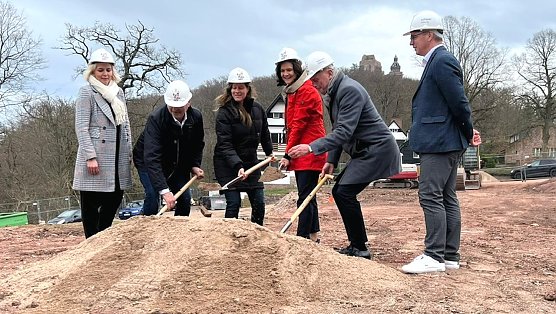 Symbolischer Spatenstich f&uuml;r ein neues Besuchererlebnis am Kyffh&auml;user (Foto: I. Nebelung)