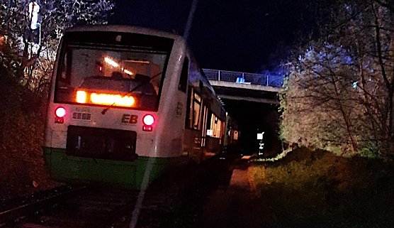 Beschädigter Treibwagen nach Attacke auf die Gleise (Foto: Bundespolizeiinspektion) Beschädigter Treibwagen nach Attacke auf die Gleise (Foto: Bundespolizeiinspektion)