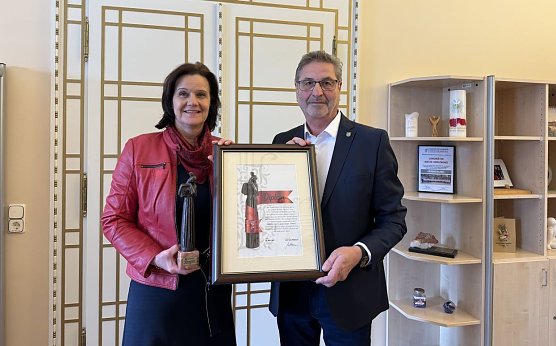 Landr&auml;tin Hochwind-Schneider erhielt Ehrenb&uuml;rgerschaftsurkunde aus Rum&auml;nien (Foto: Landratsamt Kyffh&auml;user)