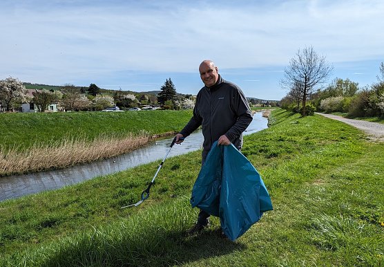 B&uuml;rgermeister Steffen Grimm beteiligte sich an der Aktion Saubere Stadt" in Sondershausen und sammelte an der Wipper M&uuml;ll ein (Foto: Janine Skara)