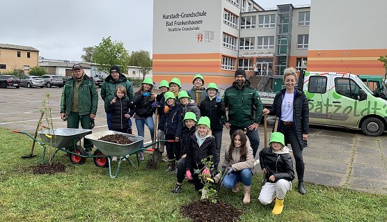 Die Sch&uuml;ler der Klasse 4a der Kurstadt-Grundschule in Bad Frankenhausen gemeinsam mit Schulgartenlehrerin Anna Albrecht (hinten, rechts), Tobias B&auml;tzoldt (hinten, 2. v.r.), Ronny Kretschmann und Ren&eacute; Malzer von B&auml;tzoldts Garten- und Landschaftsbau (Foto: FGL)
