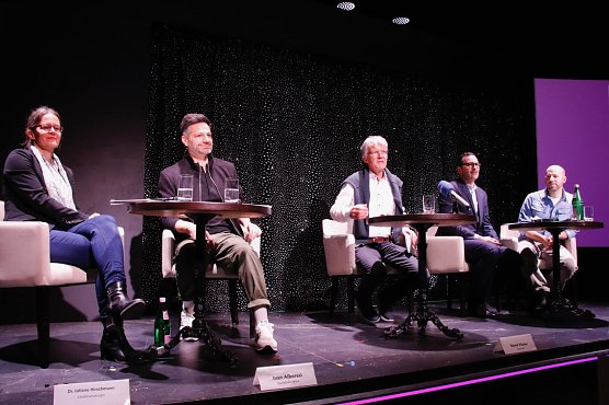 Ganz nah dran an der B&uuml;hen - in der Interimsspielst&auml;tte wurde heute das Programm f&uuml;r die neue Spielzeit vorgestellt (Foto: agl)