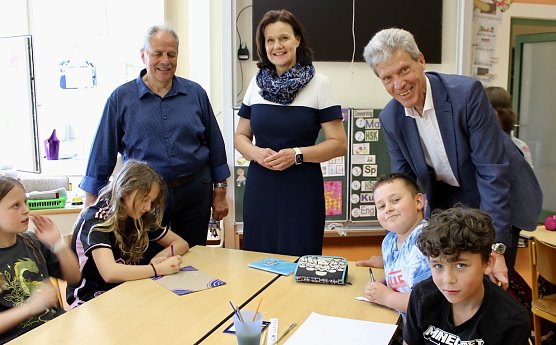 Kinder der Staatlichen Grundschule "Adolph Diesterweg" berichteten: v.li.n.re. Schulleiter Volkmar Mehler; Landr&auml;tin Antje Hochwind-Schneider (SPD); Minister Helmut Holter (Die LINKE) von ihrem Schulalltag (Foto: Eva Maria Wiegand)